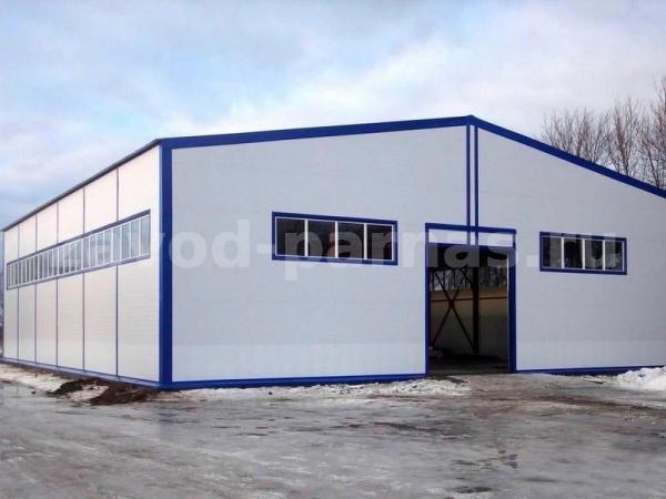 Металлический ангар с двускатной крышей и остеклением