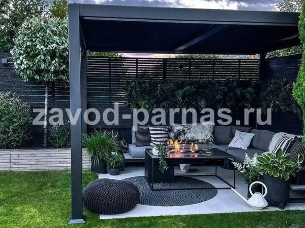 Открытая беседка для дачи с плоской крышей и решётчатой задней стеной