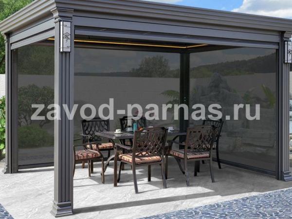 Садовая беседка с плоской крышей, декоративными колоннами и рулонными экранами
