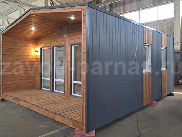 Летний домик с открытой террасой и комбинированной отделкой фасада
