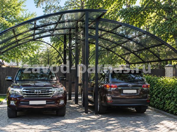Навес из поликарбоната на два автомобиля